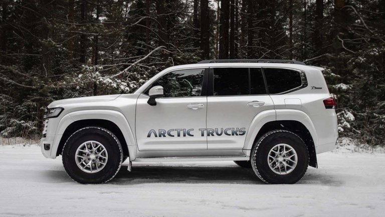 The New Toyota Land Cruiser Looks Better on 35s With Fender Flares