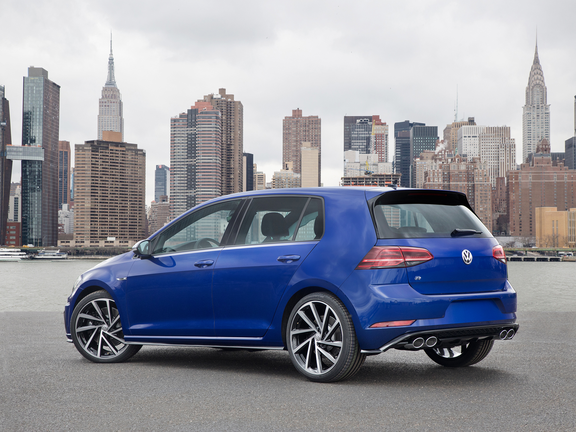 message-editor%2F1491936577205-2018_golf_r_7063.jpg