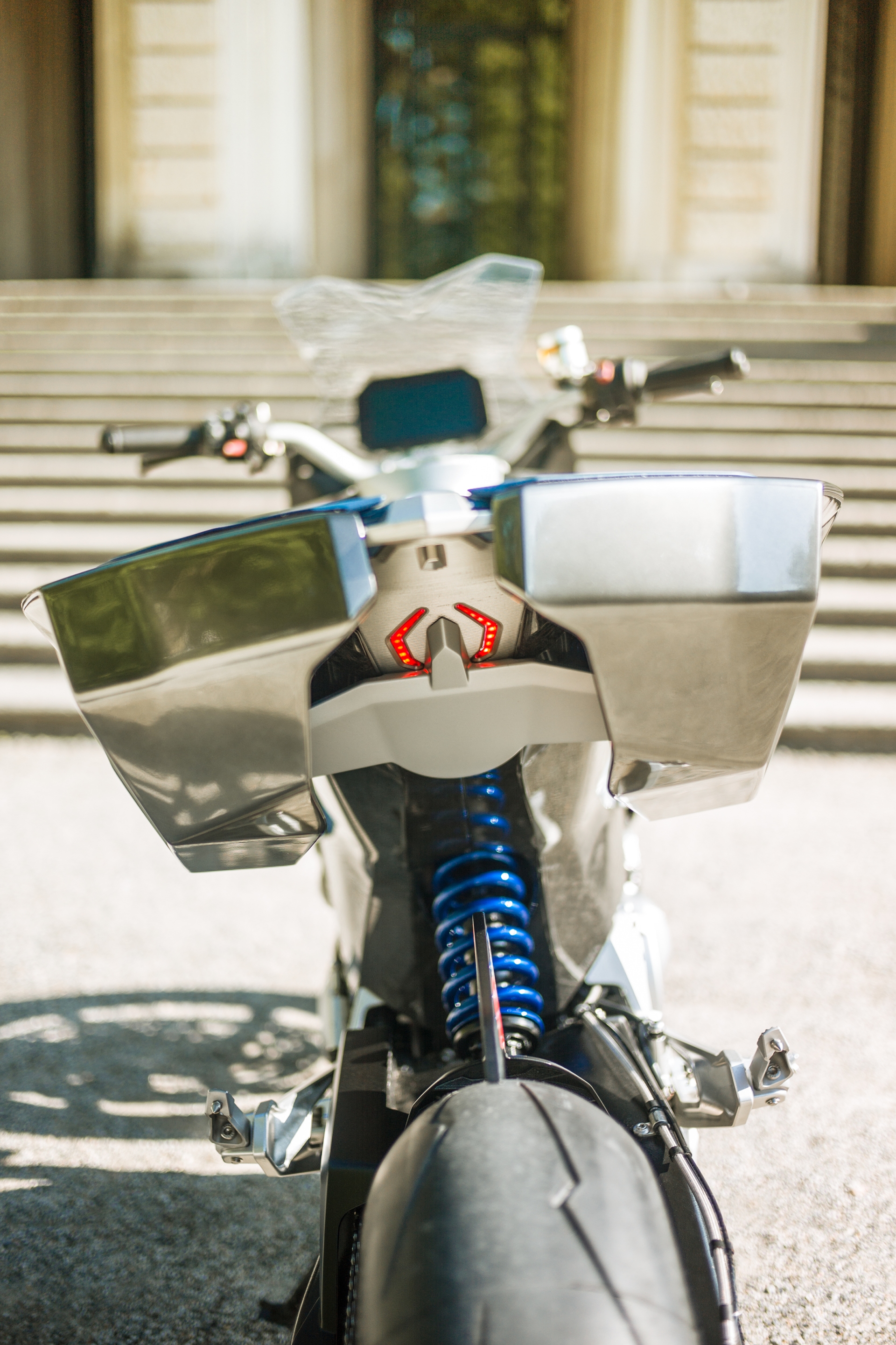 message-editor%2F1527358483387-bmwmotorradconcept9centodebutsatconcorsodeleganza-rearpartview.jpg
